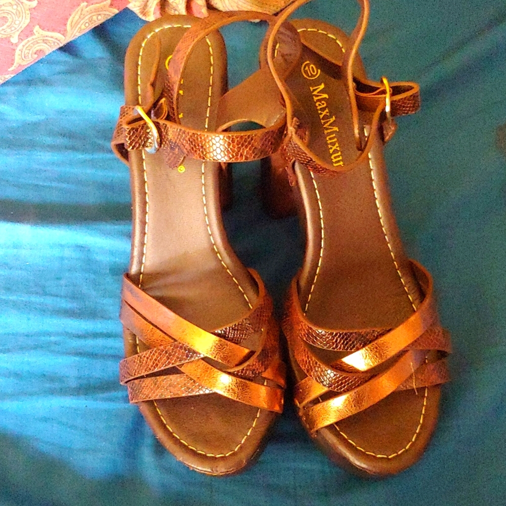 Chunky high heels sandal